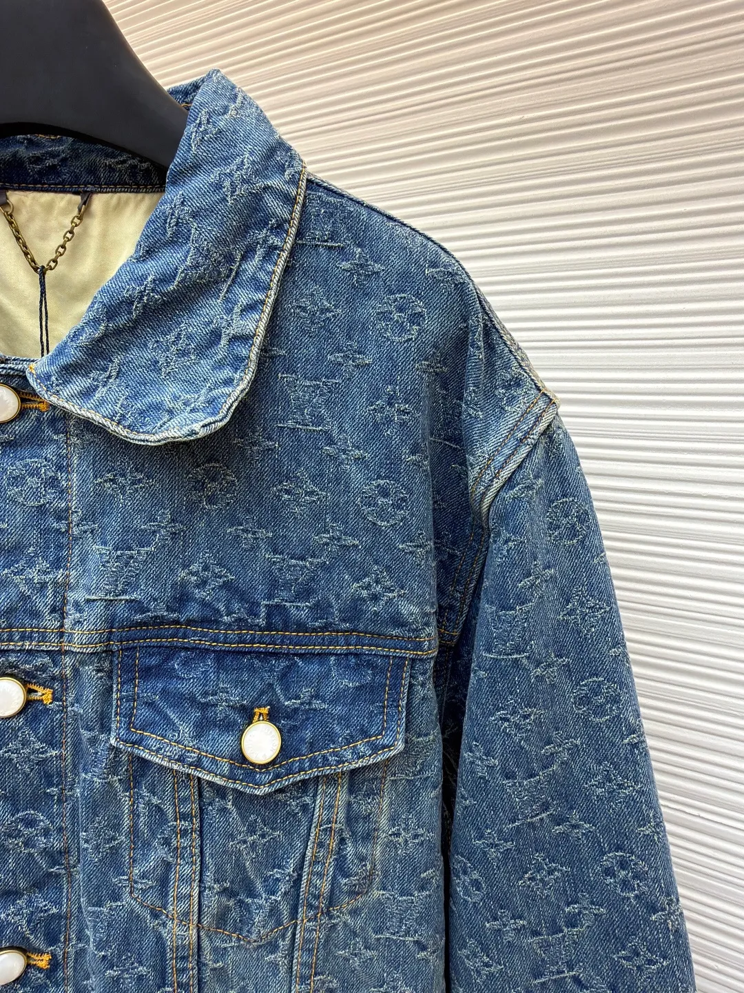 LOUIS VUITTON presbyopia jacquard denim jacket ●Original version: purchased and developed by 16989 ●Item number: 1680891- ●Material: denim fabric ●Technology: full-width jacquard production ●Version: fitted version ●Weight: about 995 grams ●Size: 46-48-50-52 ●Description: This skateboard denim jacket has an all-over contrasting Monogram jacquard texture, embellished with pearlescent buttons and pocket rivets, giving the casual skater silhouette a Dandy feel. Pair it with matching trousers for a trendy look, making it a perfect choice for every season. Monogram jacquard all over, Damier nubuck label at rear. The overall wiring is straight and delicate, the fabric is comfortable and soft, and the color is consistent without color difference. It can be matched with the same style to create a fashionable look and control various occasions. Customized accessories, complete with three standards, same style for men and women!